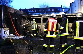 Feuerwehr Essen: FW-E: Hölzerne Gartenlaube brennt in voller Ausdehnung, keine Verletzten, massive Rauchentwicklung