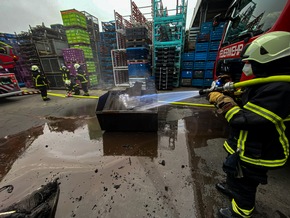 FW-MK: Brennende Absauganlage beschäftigt Feuerwehr mehrere Stunden