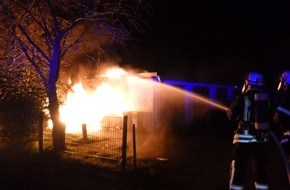 Feuerwehr Dortmund: FW-DO: FEUER IN BRECHTEN, Brennen mehrere Mülltonnen an einer Garage.