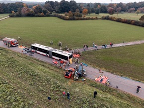 FW Hünxe: 25 Verletzte nach Busunfall - Feuerwehr Hünxe übt den Ernstfall