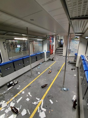 Bundespolizeidirektion M&uuml;nchen: Fu&szlig;ballfans verunstalten Zugfahrgastbereich / Hoher Schaden bei DB Regio AG
