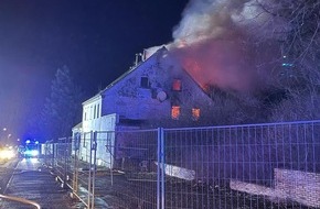 Polizei Lippe: POL-LIP: Detmold-Pivitsheide. Brand in leerstehendem Gewerbegebäudekomplex - Zeuginnen und Zeugen gesucht!
