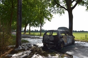 Kreispolizeibehörde Borken: POL-BOR: Isselburg-Werth - Fahrzeug brennt nach Aufprall gegen Baum/18-Jährige leicht verletzt