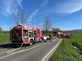 KFV Bodenseekreis: Verkehrsunfall: Feuerwehr befreit eingeklemmten Fahrer