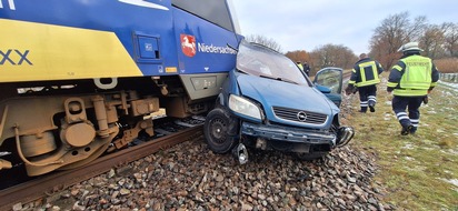 Kreisfeuerwehrverband Lüchow-Dannenberg e.V.: FW Lüchow-Dannenberg: +++Schwerer Verkehrsunfall bei Dannenberg +++ Zug erfasst PKW +++ PKW-Fahrer verstirbt an der Unfallstelle +++ Bahnstrecke gesperrt +++