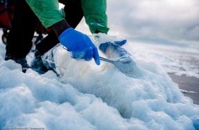 Greenpeace e.V.: Greenpeace warnt: Meeresschaum an deutscher Nord- und Ostseeküste mit gesundheitsgefährdenden Chemikalien belastet / Grenzwerte für PFAS in Badegewässer deutlich überschritten