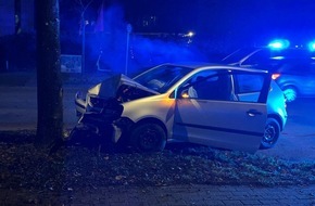 Polizei Bielefeld: POL-BI: Vor der Polizei davongefahren - Pkw prallt gegen Baum