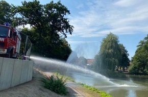 Feuerwehr Schermbeck: FW-Schermbeck: Feuerwehr rettet Fische - Sauerstoffgehalt wurde in Teich erhöht
