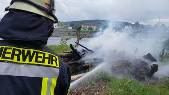 Feuerwehr der Stadt Arnsberg: FW-AR: Arnsberger Feuerwehr löscht Flächenbrände an der Ruhr in Hüsten