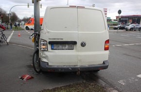 Polizei Paderborn: POL-PB: Fußgänger von schleuderndem Bulli erfasst