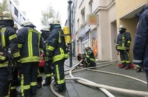 Feuerwehr der Stadt Arnsberg: FW-AR: Feuerwehr rettet Hausbewohner bei Kellerbrand in Neheim