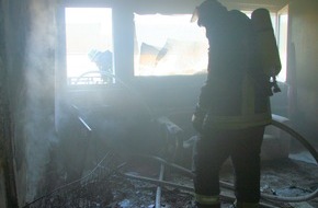 Feuerwehr Essen: FW-E: Zimmerbrand in Essen-Altendorf, eine männliche Person verletzt