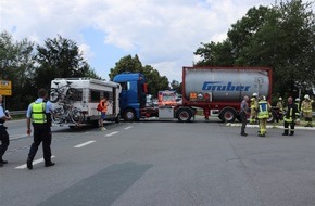 Kreispolizeibehörde Höxter: POL-HX: Vier Personen bei Verkehrsunfall leicht verletzt