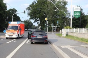 Polizei Mettmann: POL-ME: Betrunkener Autofahrer verursacht Verkehrsunfall: Zwei Personen verletzt - Langenfeld - 2106123