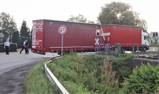 Kreispolizeibehörde Höxter: POL-HX: Lkw steckt zwischen Bahnschranken fest - Zug kann bremsen