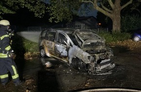 Feuerwehr Offenburg: FW-OG: Minivan brennt am Sportplatz in Zunsweier
