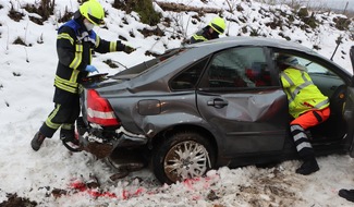 Kreispolizeibehörde Oberbergischer Kreis: POL-GM: 25-Jährige überschlägt sich mit Auto