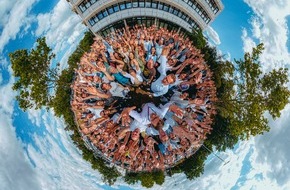 REHAU Industries SE & Co. KG: Feels like summer: REHAU Familie feiert in Erlangen Sommerfest im Zeichen von Solidarität und Zusammenhalt