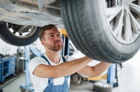 Deutsche Tamoil GmbH: Hand anlegen am eigenen Auto / Selbst bei kleineren Reparaturen gehen die Deutschen kein Risiko ein