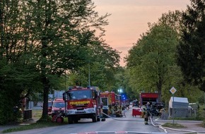 Kreisfeuerwehr Rotenburg (W&uuml;mme): FW-ROW: Dachstuhlbrand in einem Mehrparteienhaus in Rotenburg