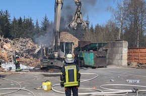 Kreisfeuerwehr Rotenburg (Wümme): FW-ROW: Brennender Bagger auf Recyclinghof