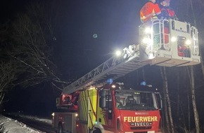 Freiwillige Feuerwehr Aurich: FW-AUR: Langer Ast drohte niederzust&uuml;rzen