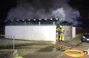 Feuerwehr Paderborn: FW Paderborn: Brand eines Mülltonnenlagers am Wilhelmsberg