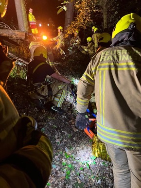 FW Ratingen: Aufwändiger Einsatz in Ratingen - Feuerwehr Ratingen rettet Person aus schwer zugänglicher Schlucht