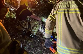 Feuerwehr Ratingen: FW Ratingen: Aufwändiger Einsatz in Ratingen - Feuerwehr Ratingen rettet Person aus schwer zugänglicher Schlucht