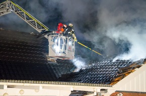 FW-RD: Dachstuhlbrand beschäftigt Feuerwehren in Melsdorf - Zugverkehr behindert