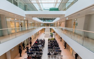 Neues Entree f&uuml;r den DEICHMANN-Campus: Einweihung des Zentralgeb&auml;udes in Essen, solides Gesch&auml;ftsergebnis 2025