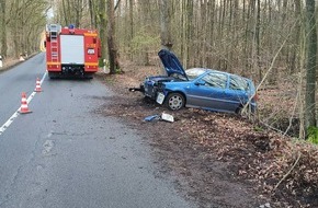 Freiwillige Feuerwehr Gemeinde Schiffdorf: FFW Schiffdorf: PKW prallt gegen Baum!