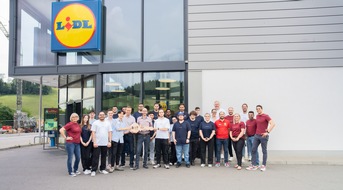 LIDL Schweiz: Lidl Suisse : les apprenties et les apprentis prennent les rênes du magasin / Chrigu Stucki soutient l'aventure en tant que Roi des suppléants