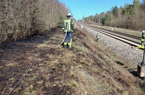 Freiwillige Feuerwehr Celle: FW Celle: B&ouml;schungsbrand an der Bahnstrecke Hannover - Hamburg