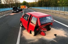 Feuerwehr Herdecke: FW-EN: Schwerer Verkehrsunfall am Morgen auf Ruhrbrücke mit Leichtfahrzeug - Zwei Personen verletzt!