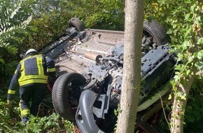 Freiwillige Feuerwehr der Gemeinde Sonsbeck: FW Sonsbeck: Zwei Verletzte nach Fahrzeug-Überschlag auf der A57