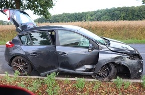 Kreispolizeibehörde Herford: POL-HF: Renault prallt gegen Baum - 25-jähriger Fahrer leicht verletzt
