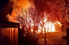 Feuerwehr Moers: FW Moers: Brand mehrerer Gartenlauben in Moers-Scherpenberg