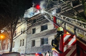 Feuerwehr Essen: FW-E: Dachstuhlbrand in einem leerstehenden Mehrfamilienhaus - keine Verletzten