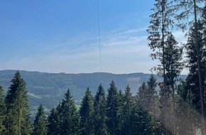 Feuerwehr Lennestadt: FW-OE: Feuerwehr unterstützt bei der Rettung eines abgestürzten Gleitschirmfliegers