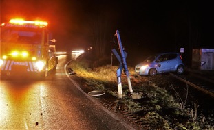 Kreispolizeibehörde Höxter: POL-HX: Auto landet auf Bahngleisen