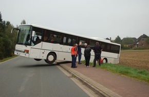 Polizeiinspektion Nienburg / Schaumburg: POL-STH: Schulbus landet auf einem Feld