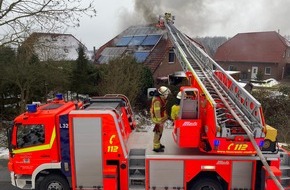 Polizeiinspektion Stade: POL-STD: Dachstuhlbrand in Bützfleth - Feuerwehr kann Übergreifen auf das gesamte Haus verhindern