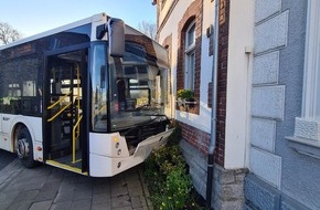 Polizei Aachen: POL-AC: Unfall in Stolberg - Bus fährt gegen Hauswand