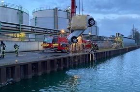 Feuerwehr Dortmund: FW-DO: 07.03.2020 - Pkw im Hafenbecken - Feuerwehrkran und Taucher im Einsatz