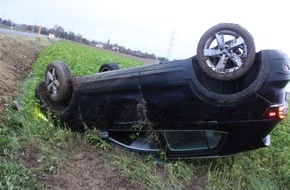 Polizei Düren: POL-DN: Auto überschlägt sich auf nasser Fahrbahn - Fahrerin leicht verletzt