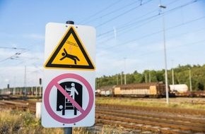 Bundespolizeidirektion Sankt Augustin: BPOL NRW: 19-Jähriger durch Stromschlag schwer verletzt - Bundespolizei warnt vor Gefahren auf Bahnanlagen