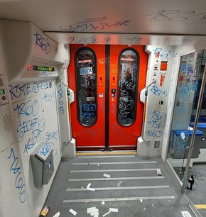 Bundespolizeidirektion M&uuml;nchen: Fu&szlig;ballfans verunstalten Zugfahrgastbereich / Hoher Schaden bei DB Regio AG