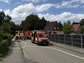 FW-AUR: Gebüschfeuer greift auf Unterstand über