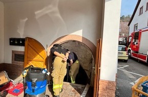Feuerwehr Weinheim: FW Weinheim: Feuerwehr Weinheim beseitigt Wasserschaden in der Hintergasse
